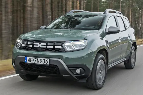 Zielony Dacia Duster 2024 na drodze. Sprawdź atrakcyjną dacia duster 2024 cena i wybierz swój nowy samochód.