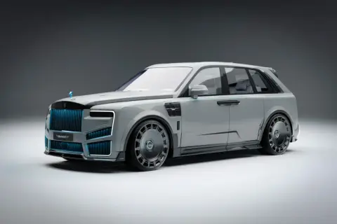 Szary Rolls-Royce Cullinan z niebieskimi akcentami i masywnymi felgami, prezentujący futurystyczny design.
