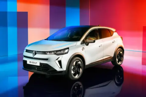 Biały Renault Captur na tle kolorowych pasów. Zastanawiasz się, jaki silnik benzynowy wybrać do tego stylowego SUV-a?