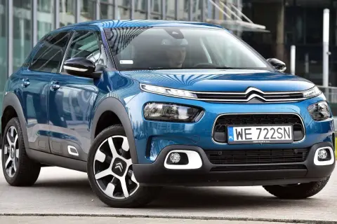 Niebieski, mały SUV dla kobiety, idealny do miasta. Elegancki i praktyczny, z nowoczesnym designem.