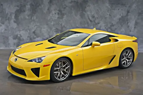 Żółty Lexus LFA, sportowy samochód marzeń. Jego cena jest wysoka, ale wrażenia z jazdy bezcenne.