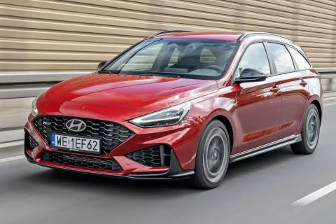 Czerwony Hyundai i30 N Line w wersji kombi w ruchu. Sprawdź atrakcyjną cenę nowego modelu!