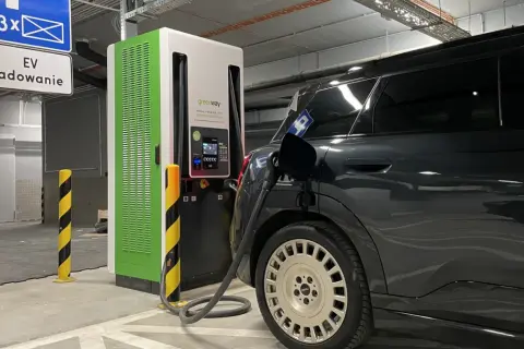 Ładowanie samochodu elektrycznego. Zastanawiasz się, ile energii potrzeba do ładowania samochodu elektrycznego? Stacja Greenway w garażu podziemnym.