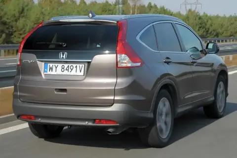 Brązowy Honda CR-V 2.0 benzyna w ruchu drogowym.