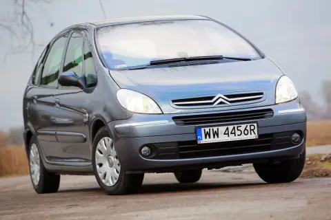 Szary Citroen Xsara Picasso z polskimi tablicami rejestracyjnymi WW 4456R na drodze.