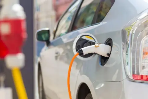 Co ile trzeba ładować samochód elektryczny, aby uniknąć problemów?