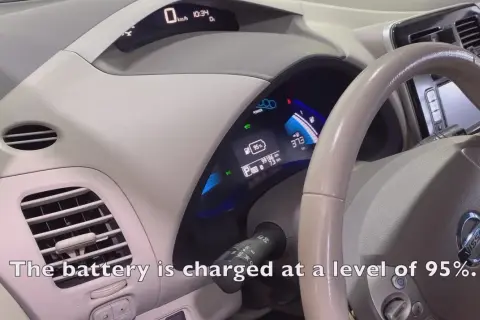 Wnętrze Nissana Leafa z naładowaną baterią na 95%. Idealne do codziennych podróży, a ubezpieczenie nissan leaf zapewni spokój.