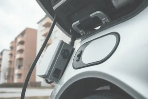Ile waży bateria do samochodu elektrycznego? Zaskakujące różnice!