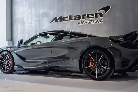 Szary McLaren w salonie McLaren Warszawa. Sprawdź aktualną mclaren cena i spełnij marzenie o supersamochodzie.