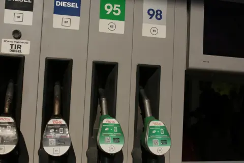 Dostępne paliwa: Diesel B7, 95, 98. Wybierz odpowiednią liczbę oktanową dla swojego pojazdu.