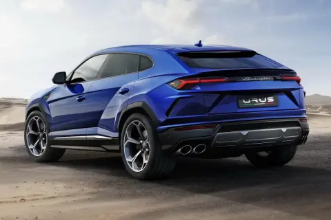 Niebieski Lamborghini Urus na pustyni. Sprawdź, jaka jest aktualna lamborghini urus cena i możliwości tego SUV-a.