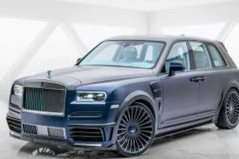 Niebieski Rolls-Royce Cullinan z masywnymi felgami. Sprawdź, jaka jest rolls royce cullinan cena i czy Cię na niego stać.