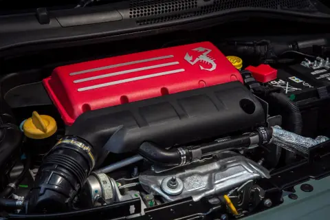 Silnik 1.4 T-Jet z czerwonymi elementami i logo Abarth.