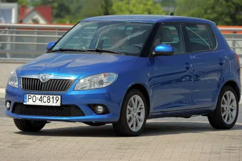 Niebieska Skoda Fabia 2025 z polskimi tablicami PO 4C819 zaparkowana na placu.