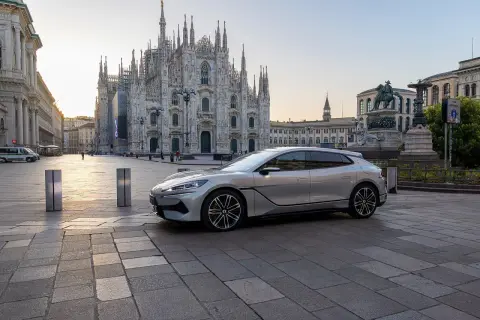 Srebrny Denza Z9 GT na tle Katedry Duomo w Mediolanie. Sprawdź aktualną denza z9 gt cena!