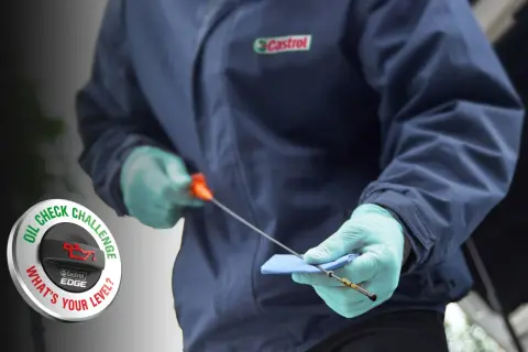 Sprawdź, ile oleju do silnika jest w Twoim samochodzie. Wskaźnik poziomu oleju Castrol Edge pokazuje, czy Twój poziom jest odpowiedni.