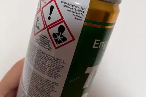 Szukasz jaka najlepsza płukanka do silnika? Ten produkt zawiera węglowodory, aromaty i toluen, co może sugerować jego skuteczność.