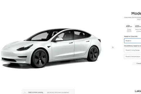 Biały samochód Tesla Model 3 na białym tle, z widocznymi cenami modeli.