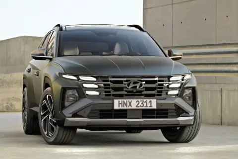 Nowy Hyundai Tucson 2025 w ciemnozielonym kolorze, z charakterystycznym grillem i nowoczesnymi światłami, gotowy na podbój dróg.