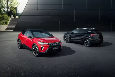 Dwa modele Mitsubishi ASX: jeden czerwony z przodu, drugi czarny z tyłu, prezentują nowoczesny design.