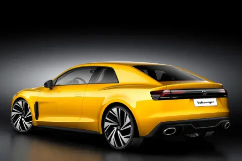 Żółty Volkswagen Corrado z nowoczesnym designem, sportowymi felgami i podwójnymi końcówkami wydechu.