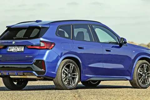 Niebieskie BMW X1 xDrive23i na drodze. Sprawdź aktualną bmw x1 cena i dostępne konfiguracje.