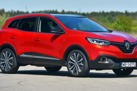 Czerwony Renault Kadjar na drodze. Zastanawiasz się, jaki silnik najlepszy do tego modelu?