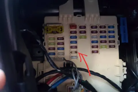 Jak podnieść szybę elektryczną w samochodzie, gdy nie działa?