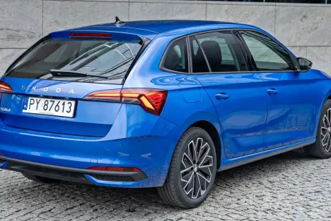 Niebieska Skoda Scala z bliska, widok z tyłu. Sprawdź aktualną skoda scala cena i dostępne wersje.