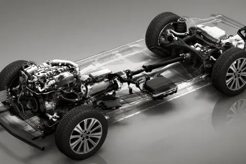Szkielet samochodu z silnikiem i elementami układu napędowego. Widoczny jest system mild hybrid, podkreślający nowoczesną technologię.
