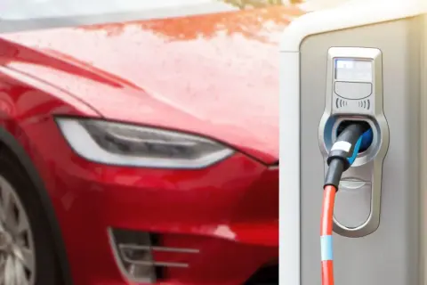 Ile czasu ładuje się tesla? Sprawdź, co wpływa na czas ładowania