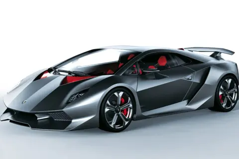 Lamborghini Sesto Elemento, sportowy samochód z włókna węglowego, z czerwonymi akcentami we wnętrzu i zaciskami hamulcowymi.