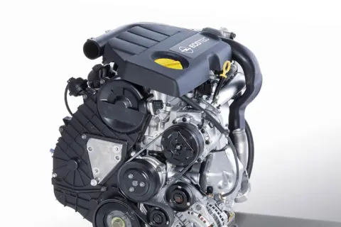 Silnik CDTI Ecotec marki Opel, z widocznymi paskami i osłonami.