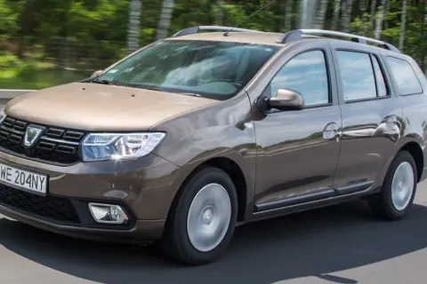 Brązowy Dacia Logan MCV w ruchu drogowym, z widocznym numerem rejestracyjnym WE 204NY.