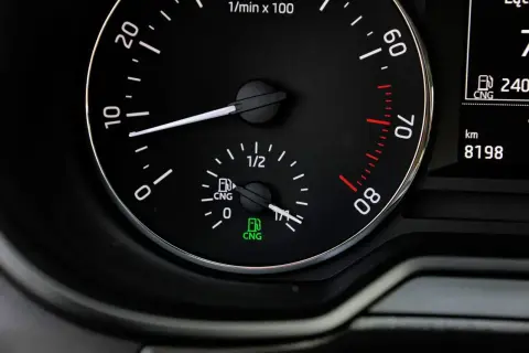 Wskaźniki pokazują poziom paliwa CNG. Zastanawiasz się, co jest tańsze: LPG czy gaz ziemny?