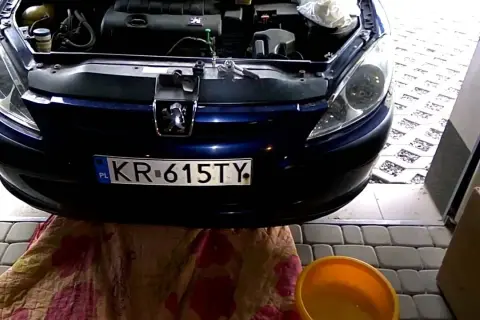 Gdzie wlać płyn do chłodnicy peugeot 307, aby uniknąć przegrzania silnika?