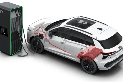 Audi Q3 e-hybrid podłączone do ładowarki. Schemat ukazuje, jak działa napęd elektryczny i spalinowy, wyjaśniając, co to jest cng i hybryda.