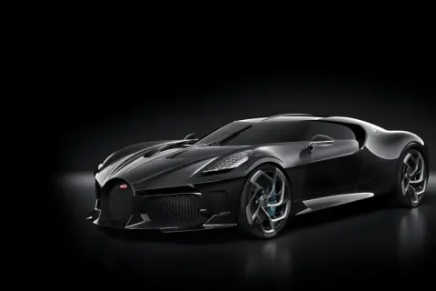 Elegancki Bugatti La Voiture Noire, lśniący w mroku, symbol luksusu i mocy.