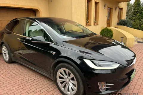 Ile kosztuje przejechanie 100 km tesla? Zaskakujące różnice w cenach