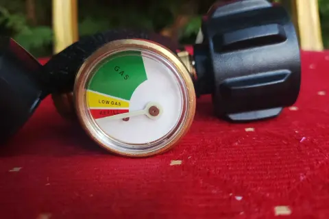 Manometr wskazuje, jakie jest ciśnienie w butli LPG. Wskaźnik jest w strefie "REFILL", co oznacza konieczność napełnienia.