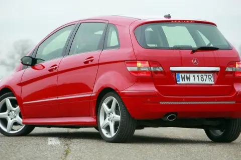 Czerwony Mercedes B klasa, zapytanie o jaki silnik benzynowy.