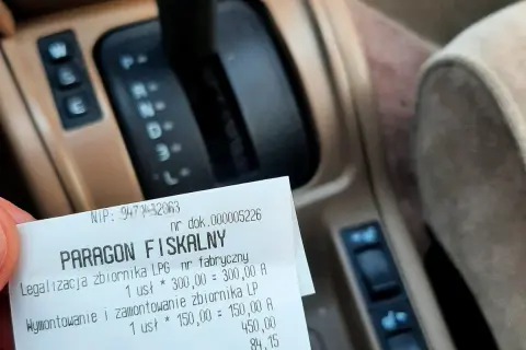 Paragon z Łodzi potwierdza legalizację butli LPG i montaż zbiornika. Koszt usługi 450 zł.