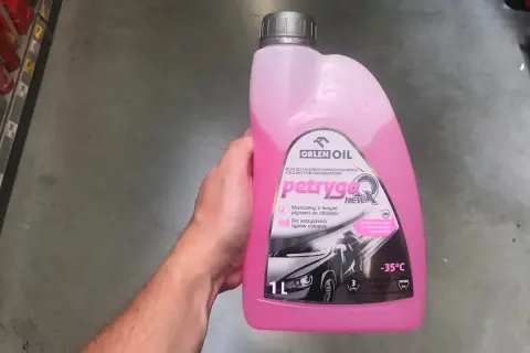 Różowy płyn chłodniczy Orlen Oil Petrygo Q. Czy pasuje do Toyoty? Ten uniwersalny płyn jest mieszalny z innymi.
