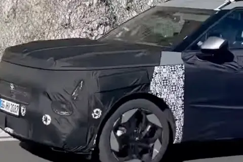 Zamaskowany Hyundai Matrix na testach drogowych. Nowy model w kamuflażu, z widocznymi felgami i tablicą rejestracyjną.
