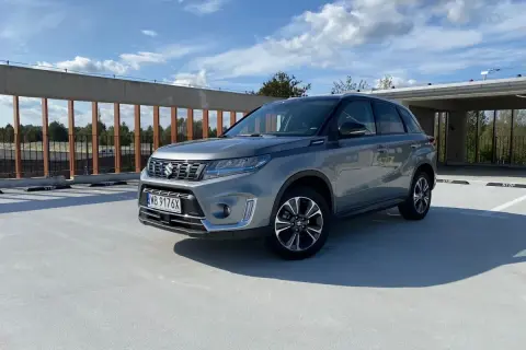 Szary Suzuki Vitara na parkingu. Zastanawiasz się, jaki silnik najlepszy do tego modelu?