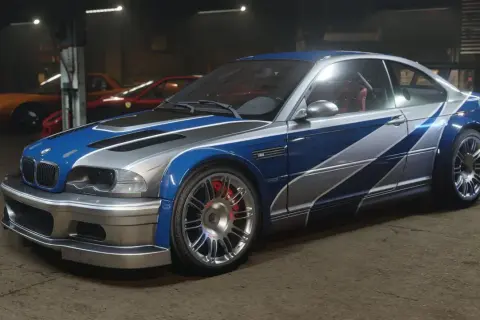 Ikoniczne BMW M3 GTR w niebiesko-srebrnym malowaniu, gotowe do wyścigu.