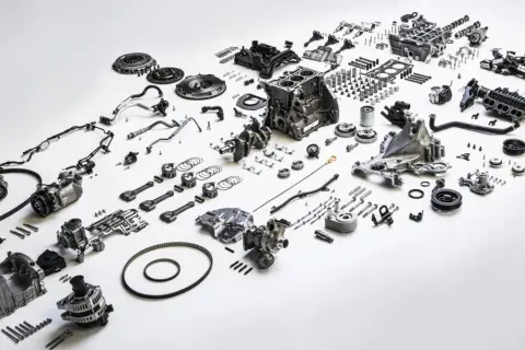 Rozłożony silnik 1.0 ecoboost: blok, wał korbowy, tłoki, głowica, turbosprężarka, alternator, rozrusznik, pompa wody, sprzęgło, paski i inne części.