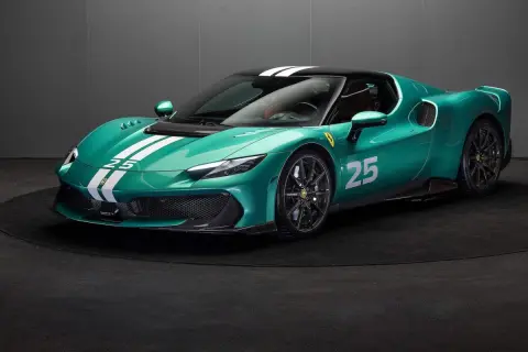 Zielony Ferrari 296 GT3 z białymi pasami i numerem 25, gotowy do wyścigu.