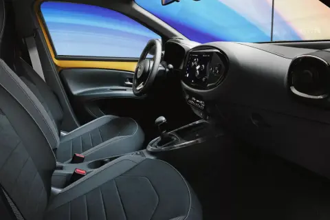Wnętrze samochodu z nowoczesnymi fotelami i ekranem dotykowym. System keyless go ułatwia wsiadanie i ruszanie.