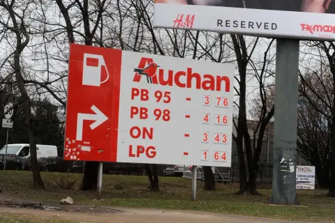 Aktualne ceny LPG Warszawa: Auchan pokazuje 1,64 zł za litr. Obok ceny benzyny i oleju napędowego.